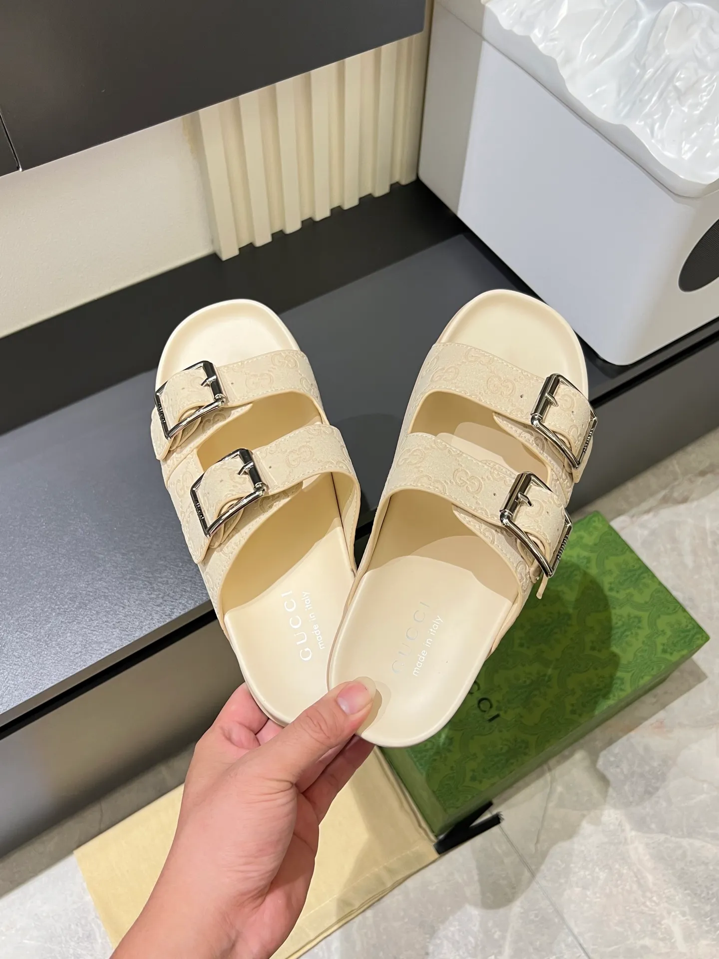 Men's Men's Shoes 💰p320 "GUCC＊" These slippers are made of GG polyester and feature a Gucci label on the front, adding a bold logo feel to the style. "Gucci Made in Italy" stamped label Rubber sole. Size 38-44